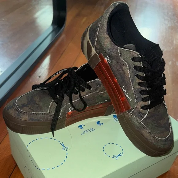 Off-White Camouflage Sneakers with Black Accents - Picture 6 of 10